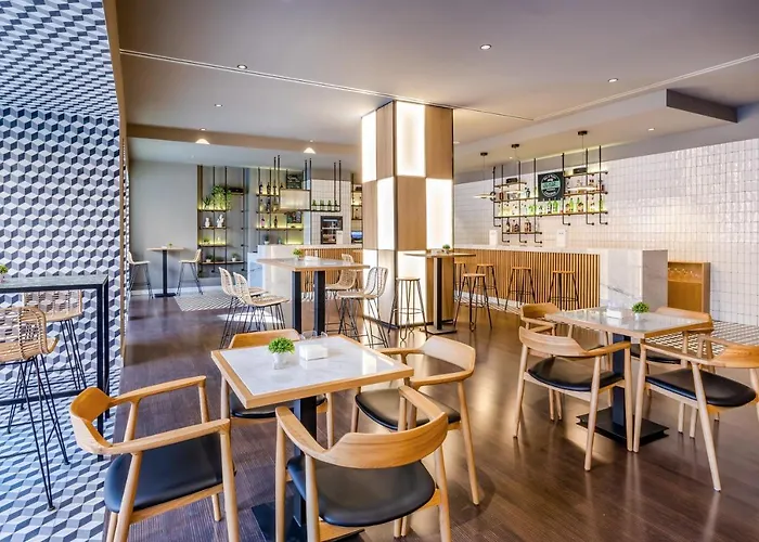 Mejores hoteles cerca del Palacio de Deportes Granada